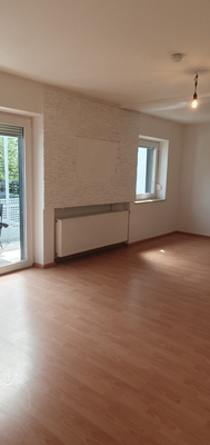 EG - Wohnzimmer mit Zugang zum Balkon und Garten