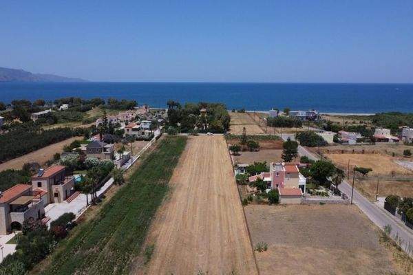 Kreta, Tavronitis: Ausgezeichnetes Grundstück in Meeresnähe zum Verkauf