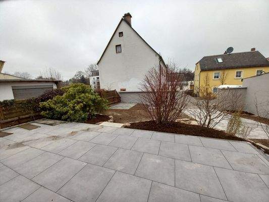 Terrasse und Stellplatz