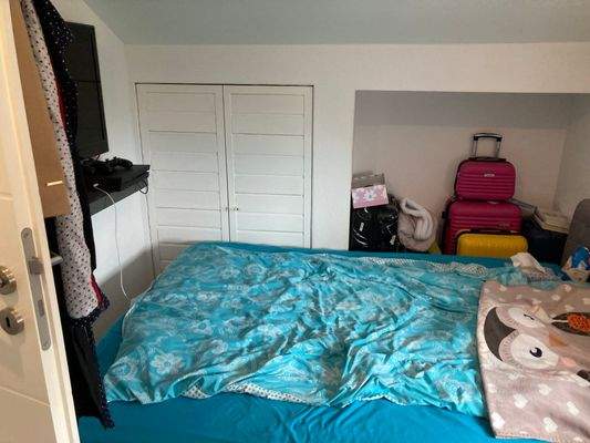 noch ein Zimmerblick im DG mit Türe zum Stauraum 