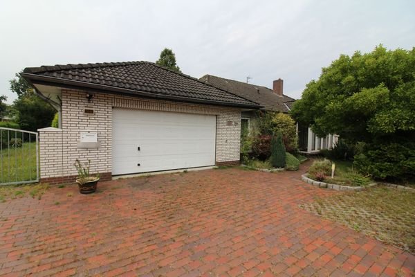 Straßenansicht mit Garage