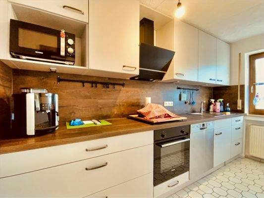 kompakte, neuwertige Einbauküche