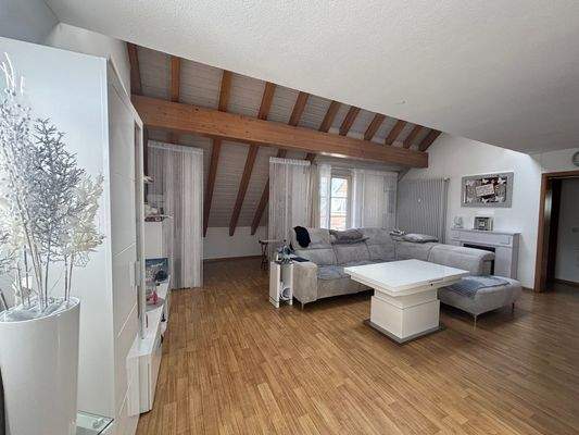 Geräumiges Wohnzimmer