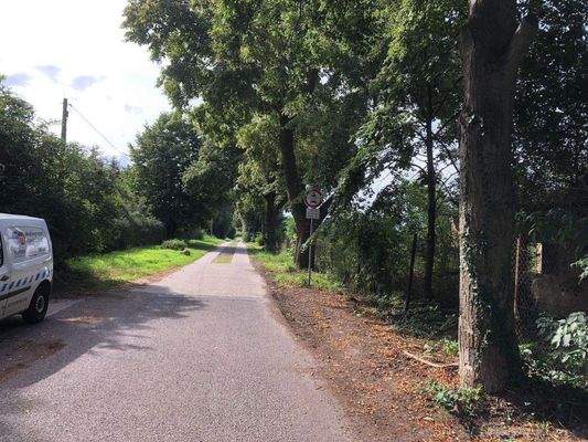 Schmale Straße nach hinten des Hauses