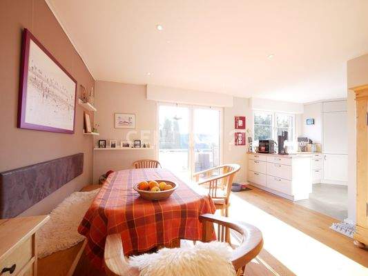 Offener Wohn- / Essbereich mit Balkon im Obergeschoss