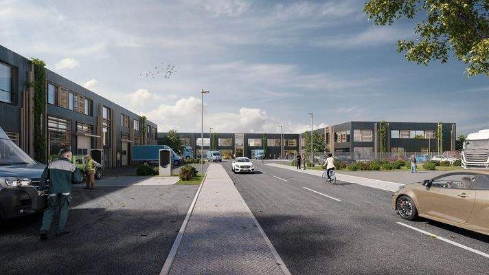 Straßenperspektive im Gewerbepark mit modernen Hallengebäuden, begrünten Fassaden, fahrenden Transportern und Autos sowie Menschen im Arbeits- und Alltagskontext.