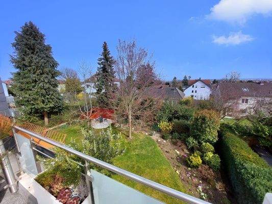 Blick vom sonnigen Balkon