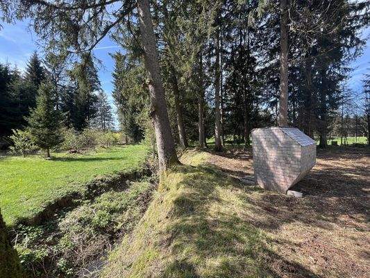 Bachlauf mit Sitzglegenheit