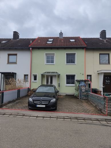 Das schönste Haus der Straße wird verkauft. Reihenmittelhaus mit 5 Zimmer.