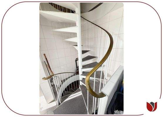 Treppenaufgang ins 1. OG/ Treppenabgang ins UG