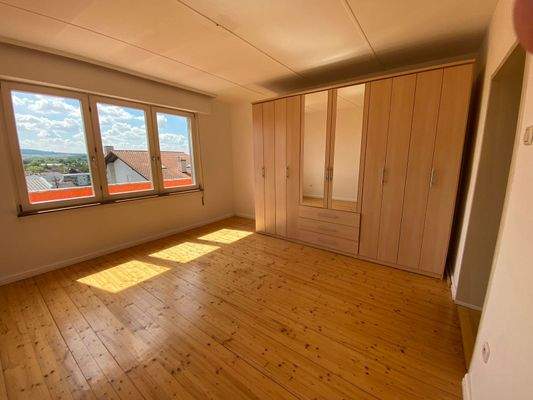 Schlafzimmer EG, links Fenster zum Südbalkon