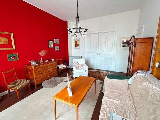 Wohnzimmer mit Schiebetür zum Essbereich