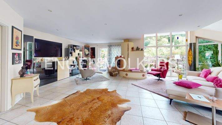 Großzügiger Wohnbereich mit Kamin