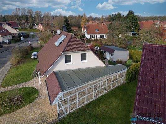 Giebelansicht mit Carport