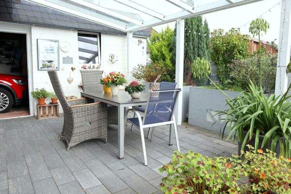 Überdachte Ost-Terrasse