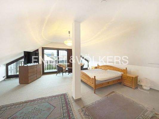 DG/Studio: Großzügiger Wohn- oder Schlafbereich
