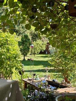 versteckter Garten im Sommer