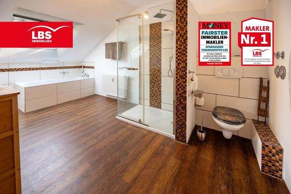 modernisiertes Tageslicht-Bad mit Dusche und Badewanne