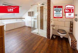 modernisiertes Tageslicht-Bad mit Dusche und Badewanne