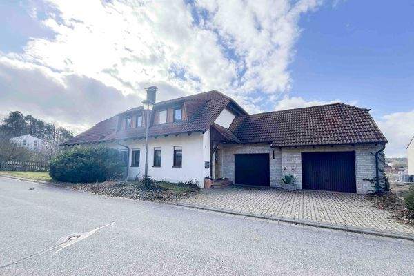 Frontansicht Haus und Garage