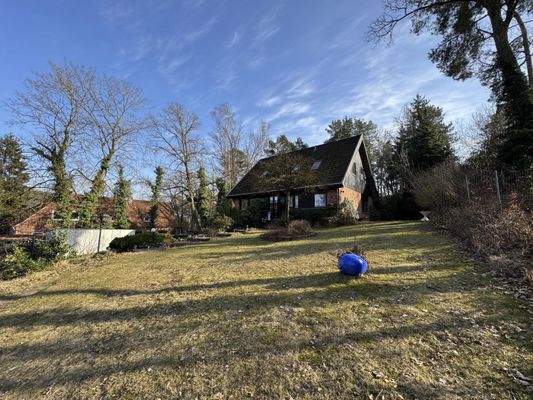 Seitenansicht vom Vorgarten