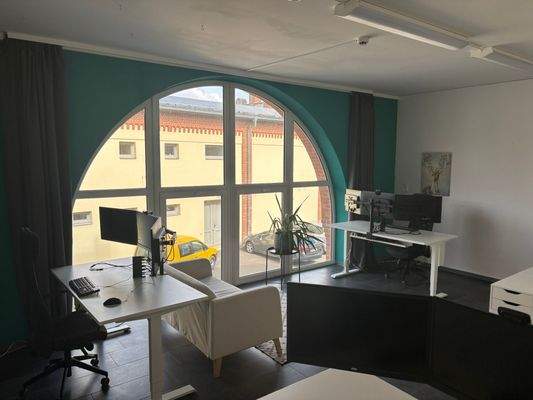 Büro mit großer Fensterfront