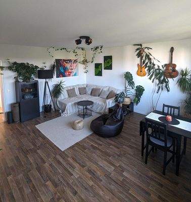 geräumiges Wohnzimmer 