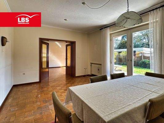 Esszimmer mit Blick ins Wohnzimmer