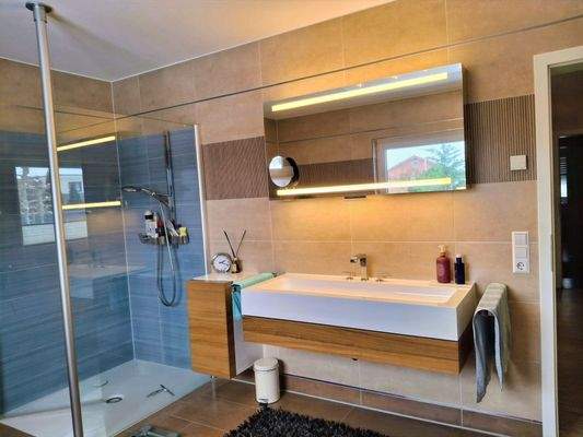 Gäste-WC mit Dusche