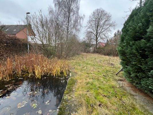 Gemeinschaftlicher Garten mit kleinem Teich