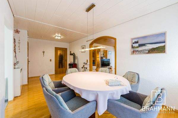 Großer Essbereich mit Blick zum Wohnzimmer - EG