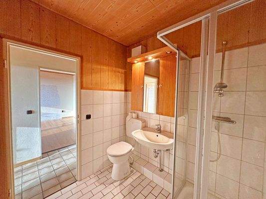 Duschbad mit Blick in die Diele