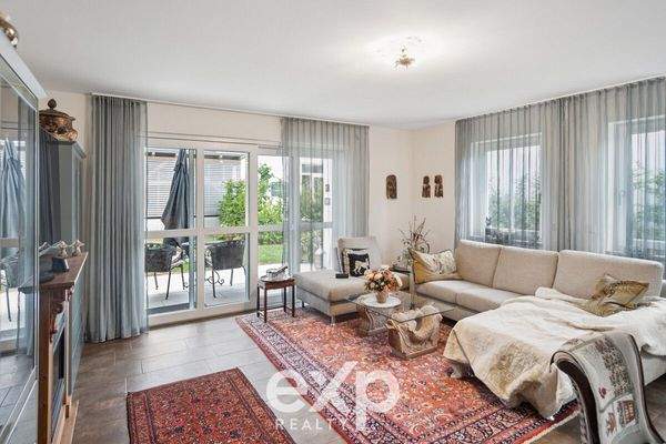 Wohnzimmer mit Zugang zur Terrasse