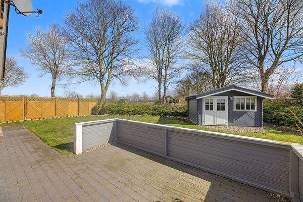 Terrasse und Gartenhaus