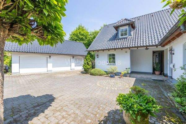 3406 Einfahrt mit Garagenhaus