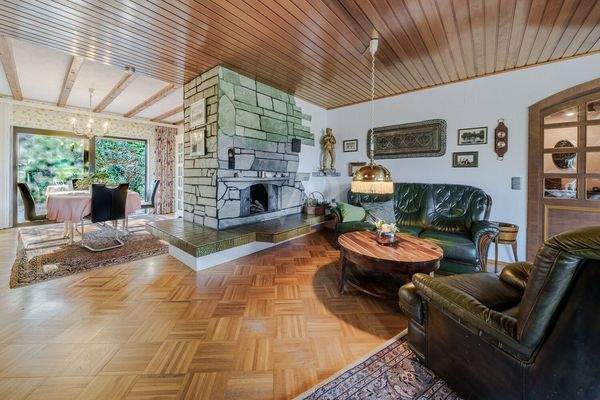 Essbereich mit Zugang zur Terrasse