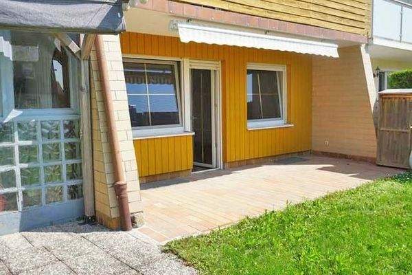 Terrasse und links geschlossener Freisitz