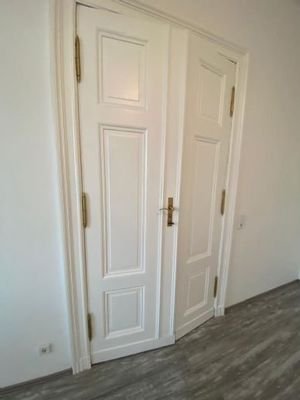 doppelflügelige Tür im Wohnzimmer