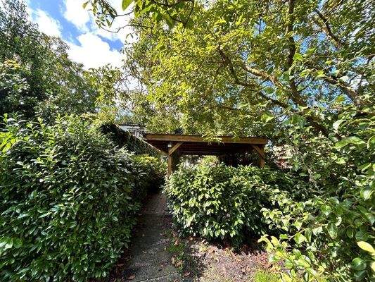 Carport vom Garten aus