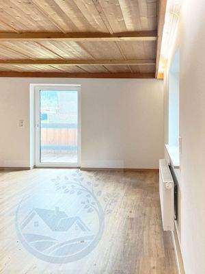 EBENE II (E2) :  Fertig zum Bezug:  Wohn- bzw.  Schlafbereich mit Zutritt zum Südbalkon