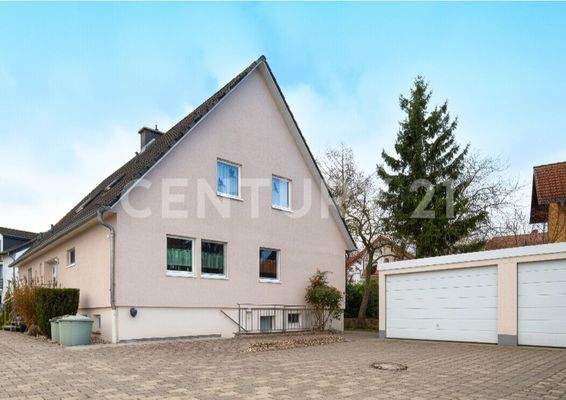 Rückseite und Garagen