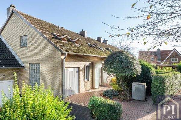 Einfahrt mit integrierter Garage