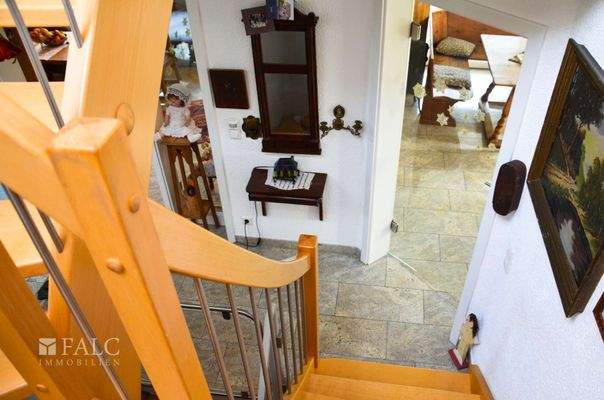 Elegante Treppe zum Erdgeschoss