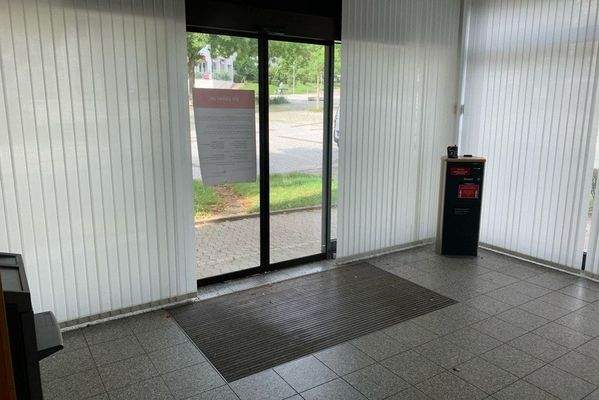 Foyer mit Automatiktür