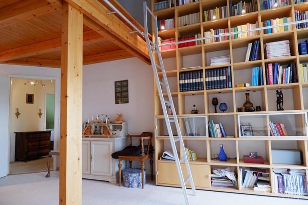 Büro mit Bücherregal