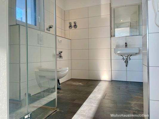 Das Bad mit bodengleicher Dusche ist geräumig