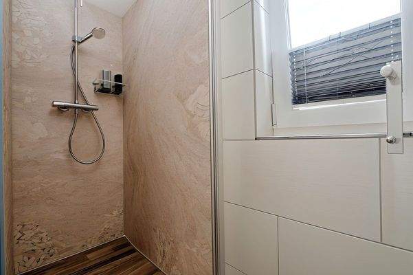 mit bodentiefer Dusche