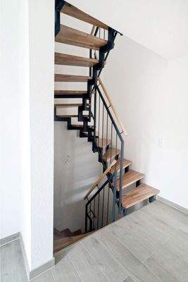 Treppe in das Ober- bzw. Kellergeschoss