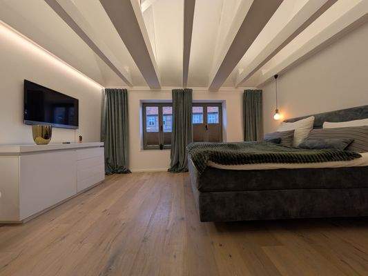 Schlafen OG mit offener Balkendecke