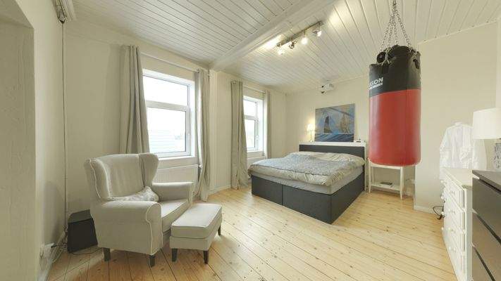 Das Schlafzimmer mit Ankleide im OG